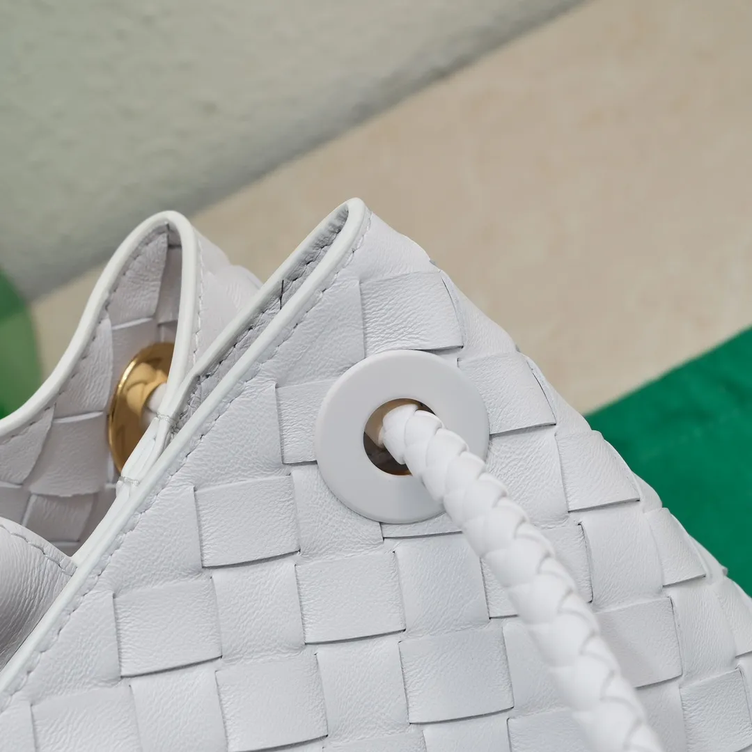 Batch 1960 #Bottega Veneta new horizontal Andiamo handbag, many stars have the same style 🎈 Classic full-body leather weaving with golden rope buckle, stable and chic enough [proud] The whole body is made of Nappa sheep leather, comfortable, soft and dynamic. The sliding metal rope buckle can adjust the shoulder strap, single shoulder / handbag / crossbody, multiple carrying methods, large bag capacity, suitable for commuting / daily / travel This bag is divided into small/medium/large sizes. There is always one that suits you, so take me with you🎀🎀 Size: 29x18x10 Model: 6463#